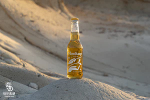 汽水饮料饮品啤酒透明玻璃瓶VI包装效果展示PSD贴图样机设计素材【001】