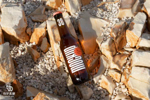 汽水饮料饮品啤酒透明玻璃瓶VI包装效果展示PSD贴图样机设计素材【009】