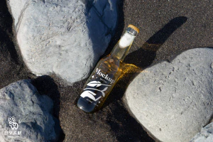 汽水饮料饮品啤酒透明玻璃瓶VI包装效果展示PSD贴图样机设计素材【019】