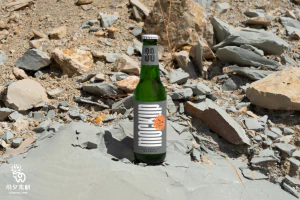 汽水饮料饮品啤酒透明玻璃瓶VI包装效果展示PSD贴图样机设计素材【024】