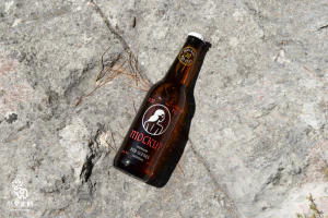 汽水饮料饮品啤酒透明玻璃瓶VI包装效果展示PSD贴图样机设计素材【030】
