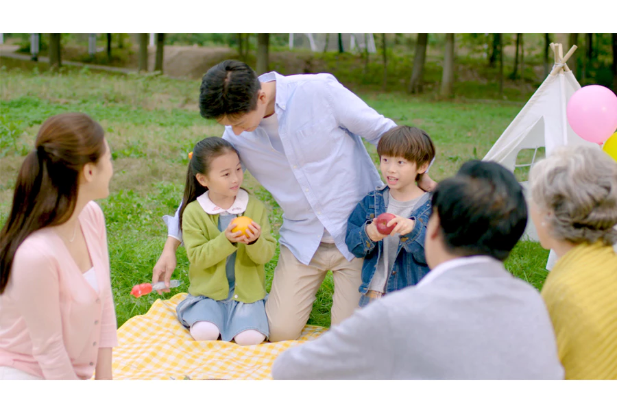 爸爸陪伴孩子们吹泡泡玩耍吃水果4k视频素材[s2284]