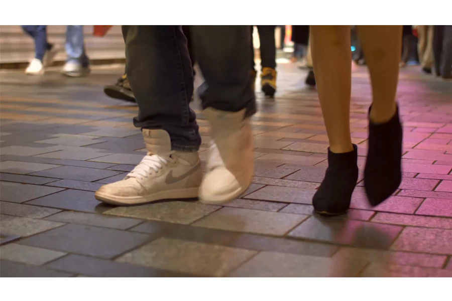 城市简约大气人行道人流脚步实拍视频素材